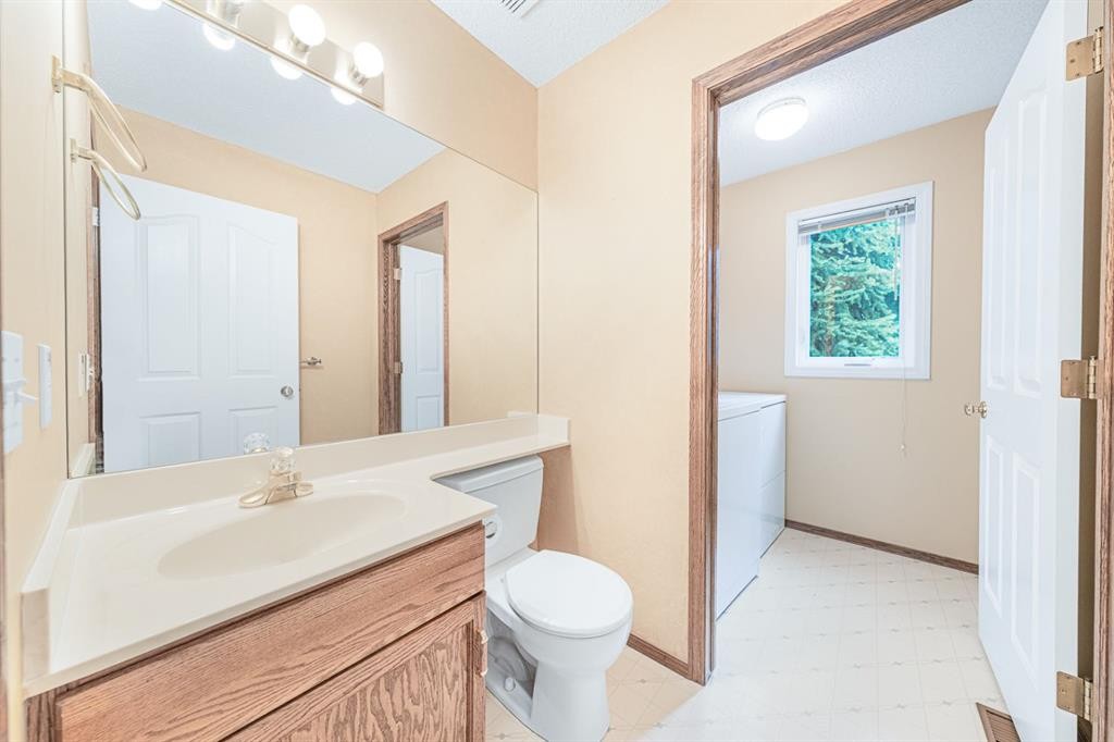 22 Douglas Woods Park Se, Calgary, AB - Indoor Photo Showing Bathroom