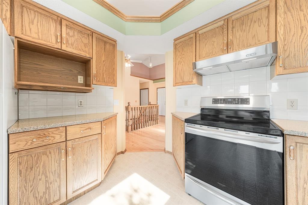 22 Douglas Woods Park Se, Calgary, AB - Indoor Photo Showing Kitchen