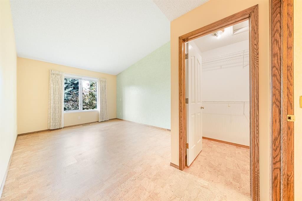 22 Douglas Woods Park Se, Calgary, AB - Indoor Photo Showing Other Room