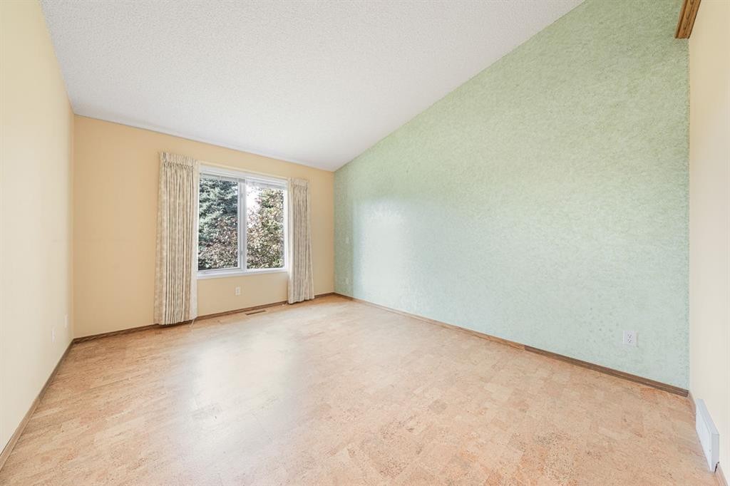 22 Douglas Woods Park Se, Calgary, AB - Indoor Photo Showing Other Room
