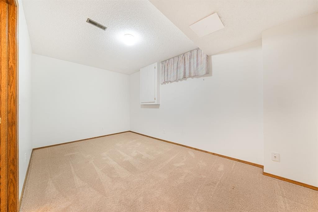 22 Douglas Woods Park Se, Calgary, AB - Indoor Photo Showing Other Room