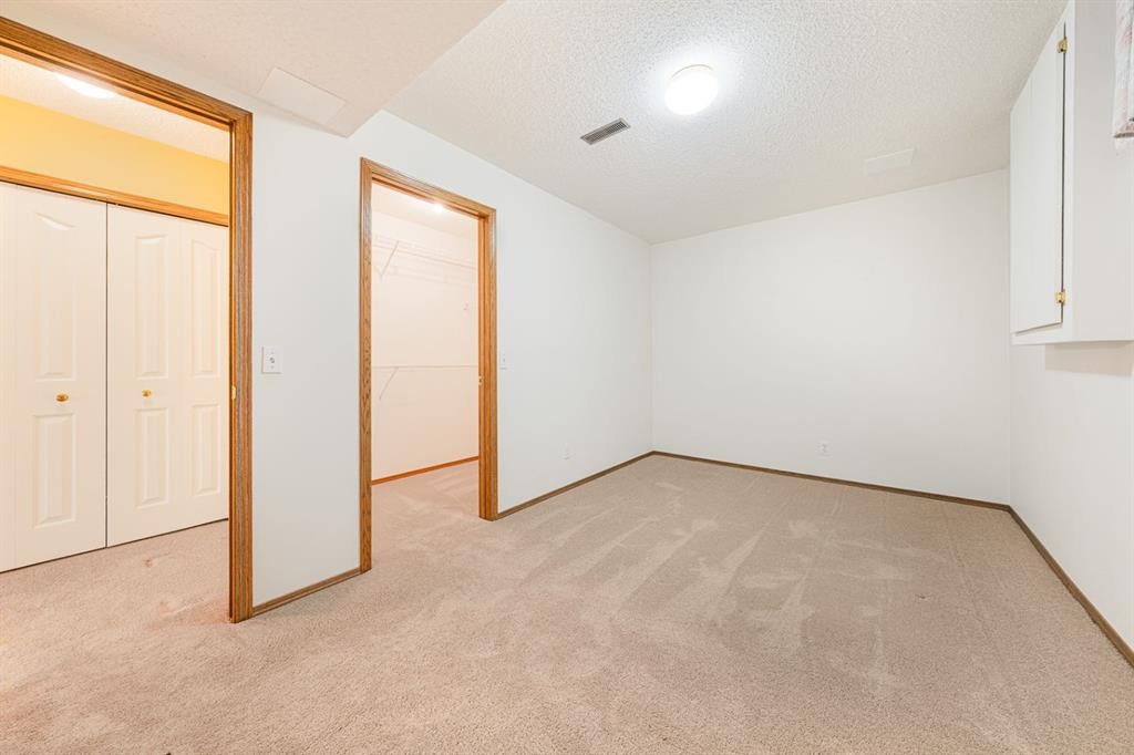 22 Douglas Woods Park Se, Calgary, AB - Indoor Photo Showing Other Room