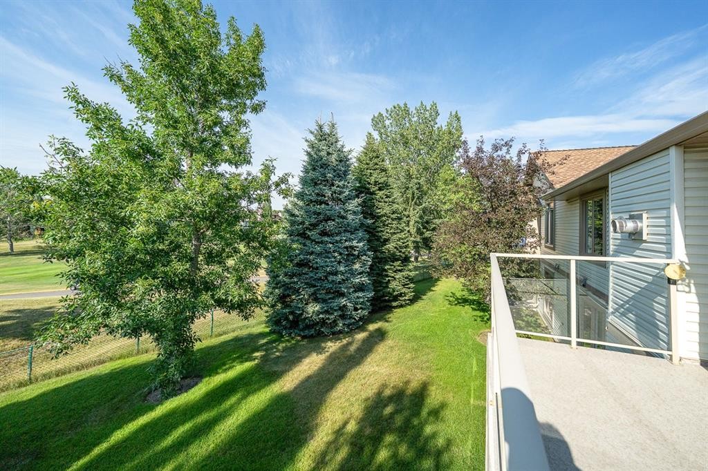 22 Douglas Woods Park Se, Calgary, AB - Outdoor