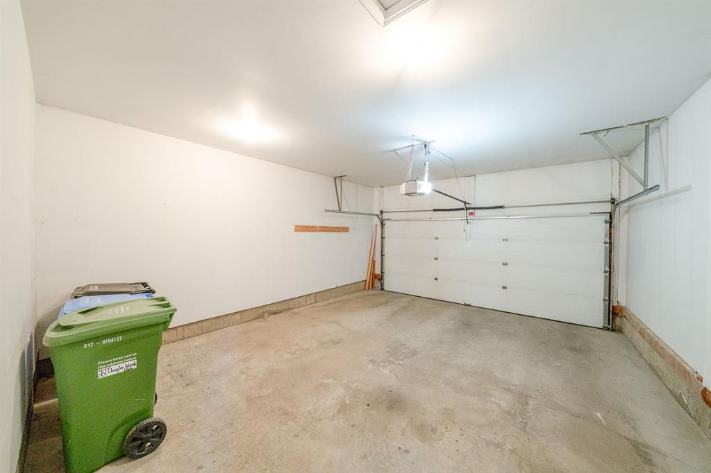 22 Douglas Woods Park Se, Calgary, AB - Indoor Photo Showing Garage
