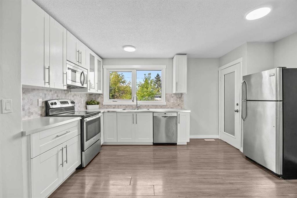 875 Pinecliff Drive Ne, Calgary, AB - Indoor Photo Showing Kitchen With Upgraded Kitchen