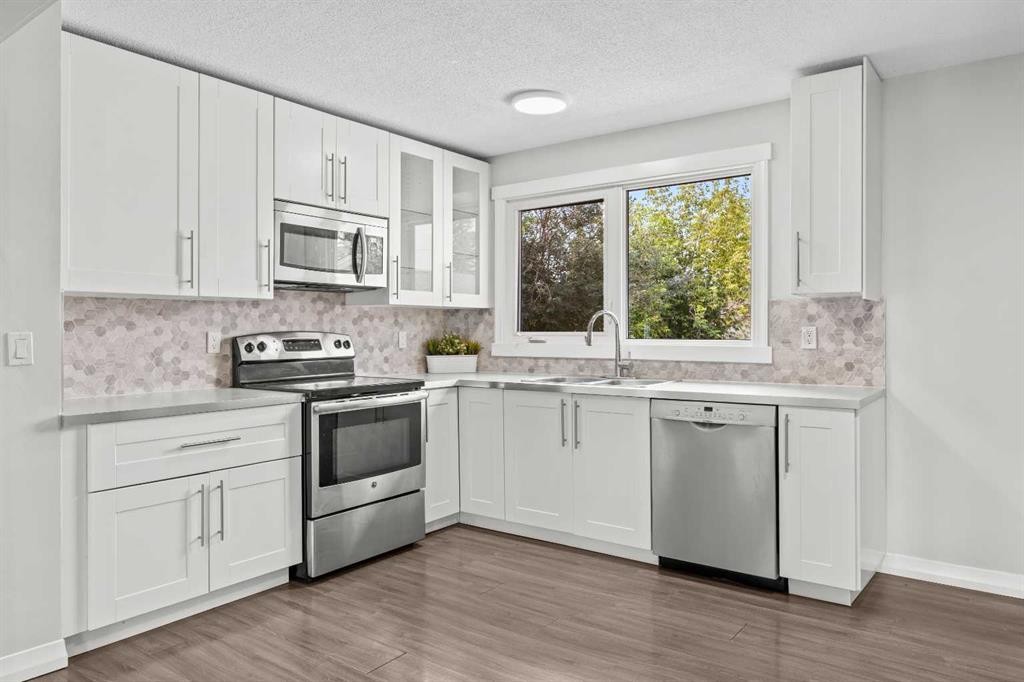 875 Pinecliff Drive Ne, Calgary, AB - Indoor Photo Showing Kitchen With Upgraded Kitchen