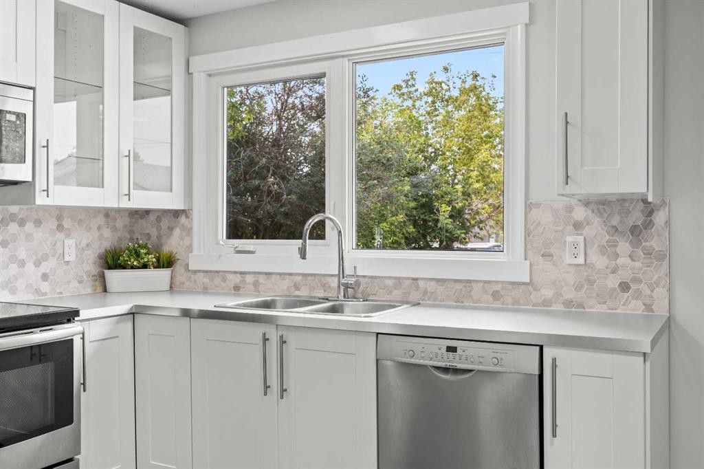 875 Pinecliff Drive Ne, Calgary, AB - Indoor Photo Showing Kitchen With Double Sink