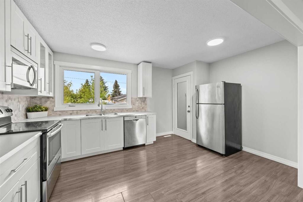 875 Pinecliff Drive Ne, Calgary, AB - Indoor Photo Showing Kitchen