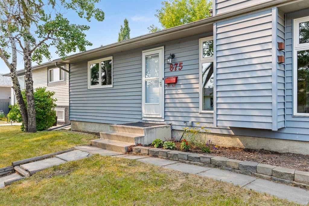 875 Pinecliff Drive Ne, Calgary, AB - Outdoor