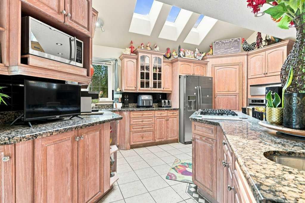 236 Chaparral Drive Se, Calgary, AB - Indoor Photo Showing Kitchen