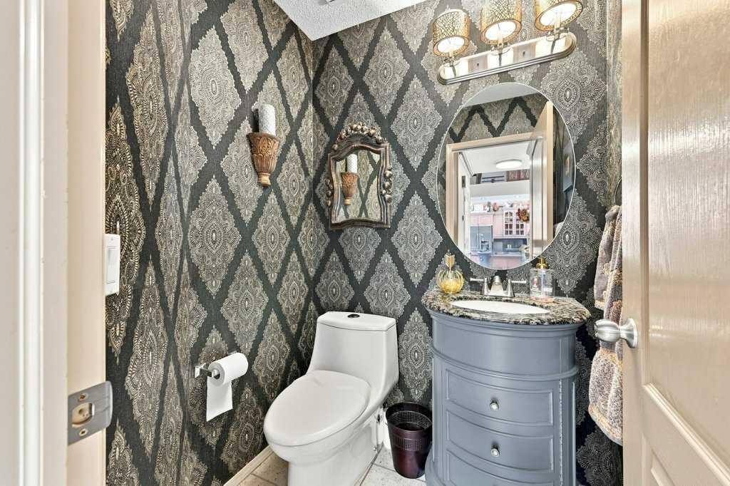 236 Chaparral Drive Se, Calgary, AB - Indoor Photo Showing Bathroom