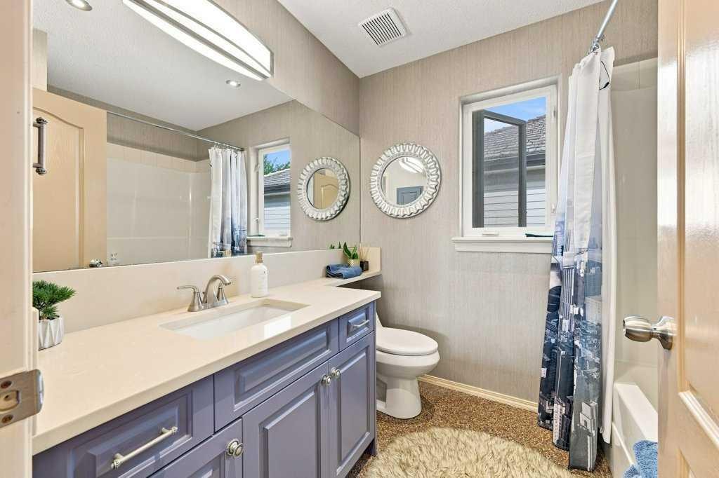 236 Chaparral Drive Se, Calgary, AB - Indoor Photo Showing Bathroom