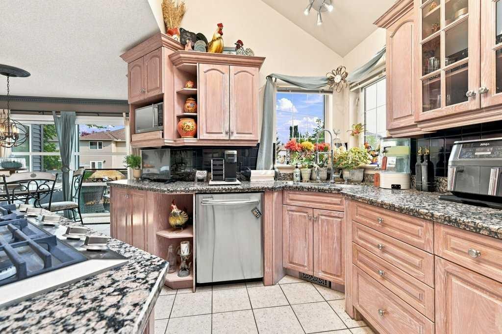 236 Chaparral Drive Se, Calgary, AB - Indoor Photo Showing Kitchen