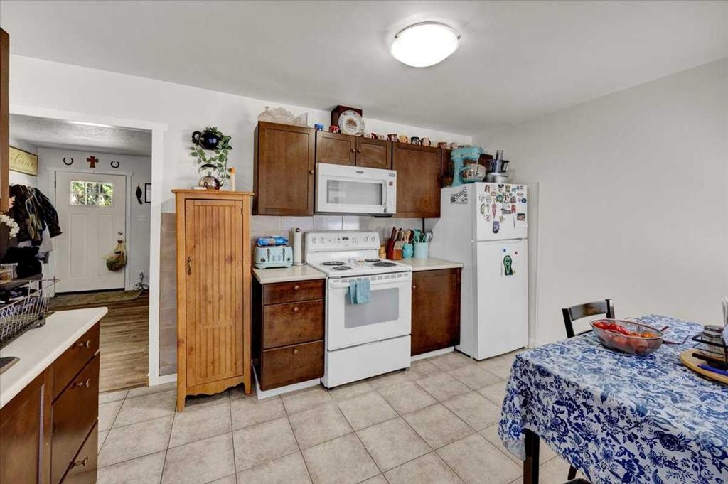 6131 33 Avenue Nw, Calgary, AB - Indoor Photo Showing Kitchen
