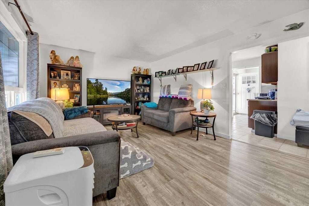 6131 33 Avenue Nw, Calgary, AB - Indoor Photo Showing Living Room