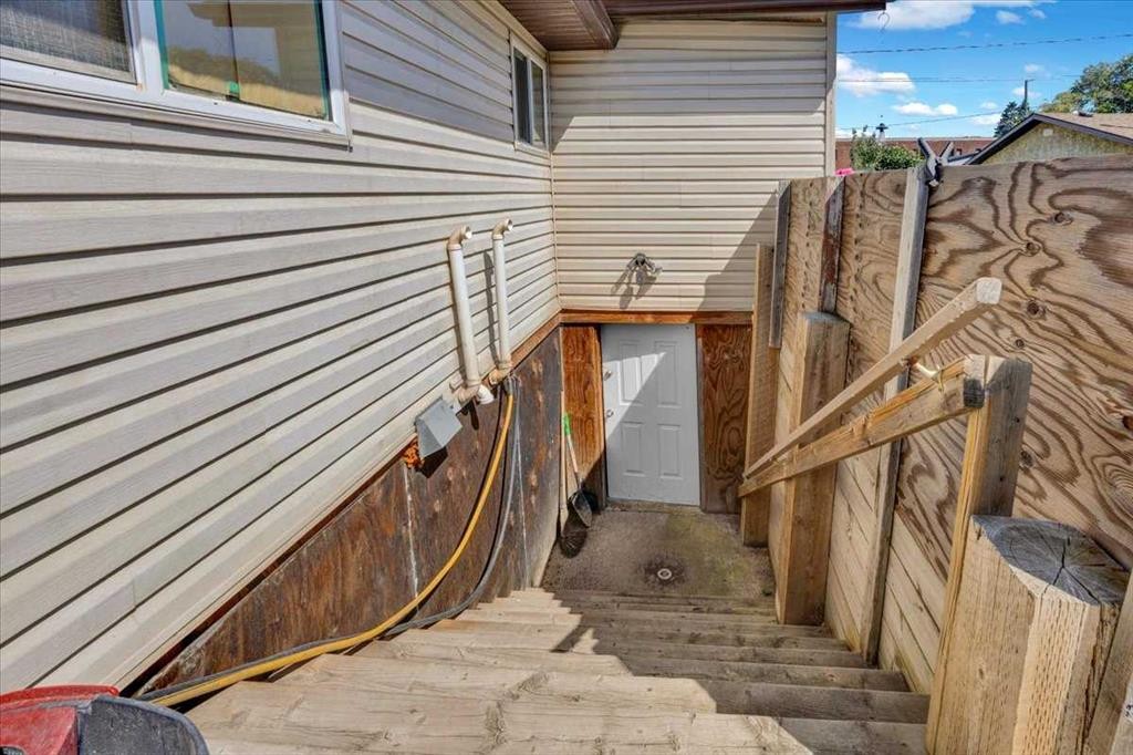 6131 33 Avenue Nw, Calgary, AB - Outdoor With Exterior