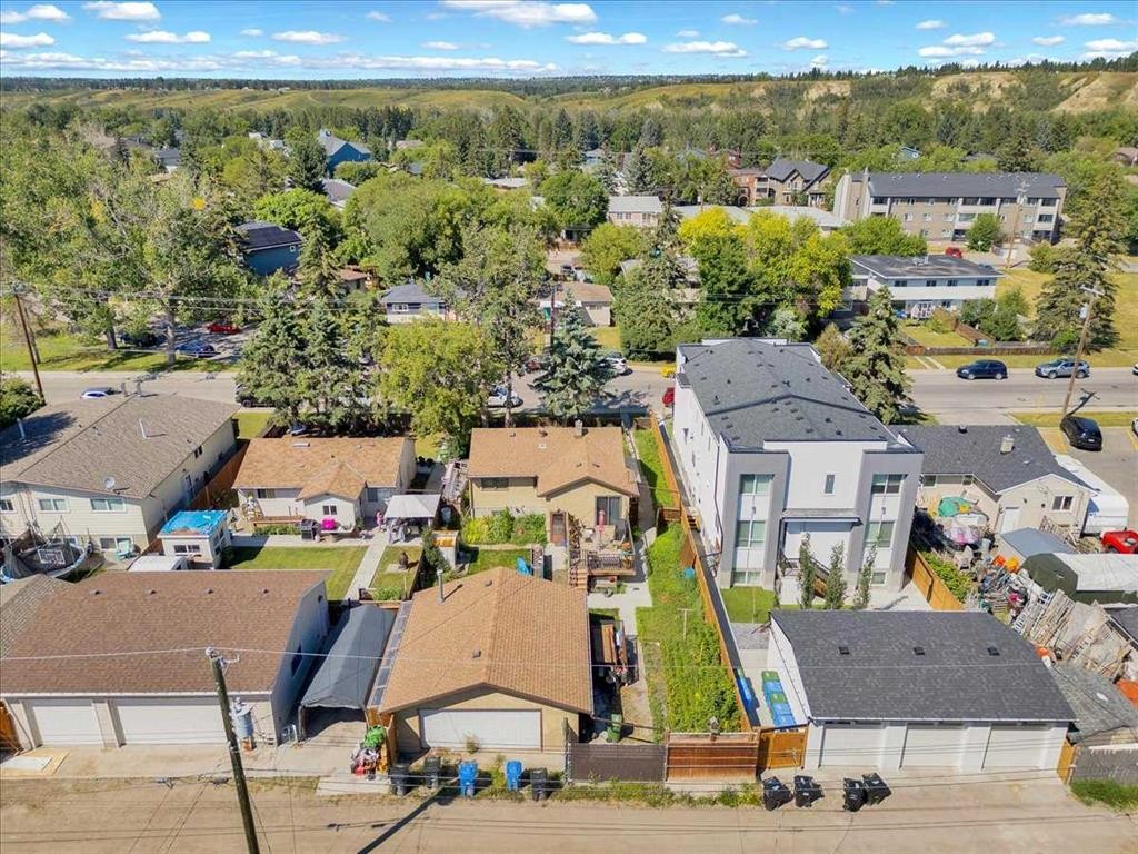 6131 33 Avenue Nw, Calgary, AB - Outdoor With View