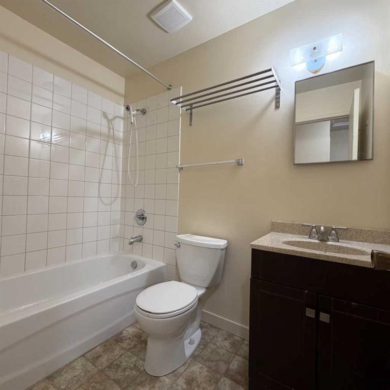 411 6 Street Ne, Calgary, AB - Indoor Photo Showing Bathroom