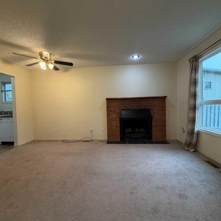 411 6 Street Ne, Calgary, AB - Indoor With Fireplace
