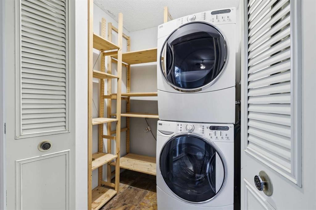 4712 60 Street Ne, Calgary, AB - Indoor Photo Showing Laundry Room