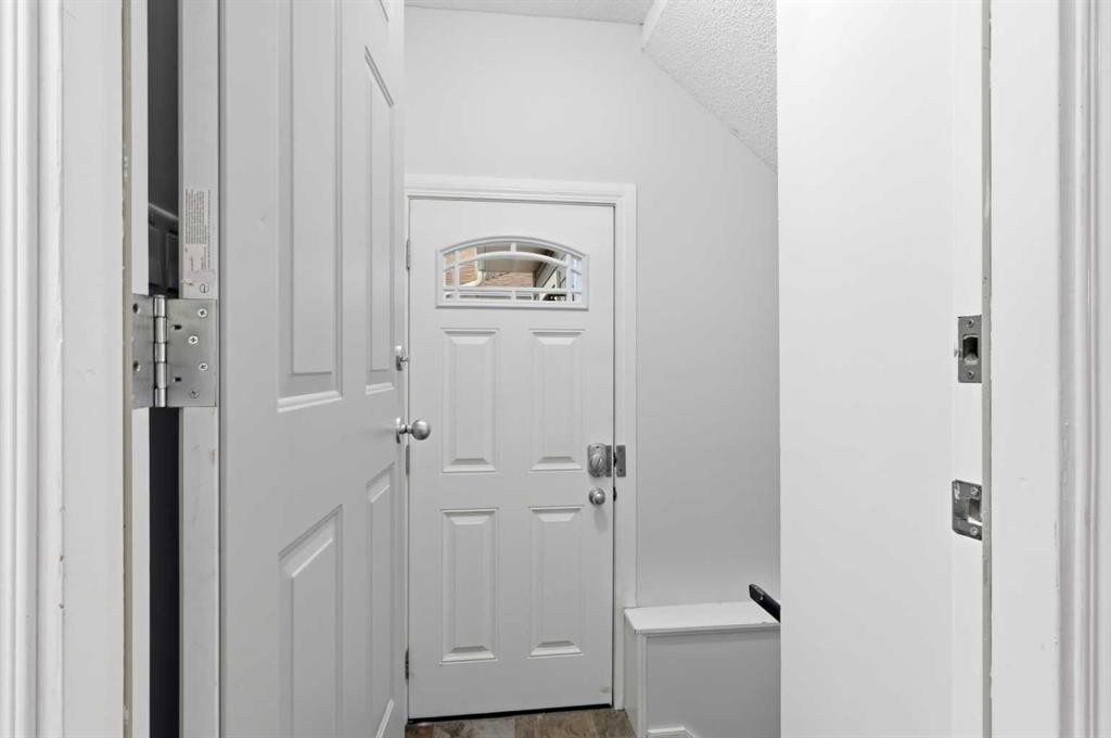 4712 60 Street Ne, Calgary, AB - Indoor Photo Showing Other Room