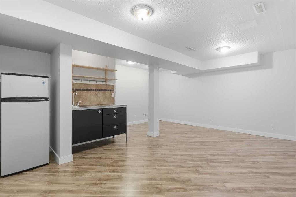 4712 60 Street Ne, Calgary, AB - Indoor Photo Showing Other Room