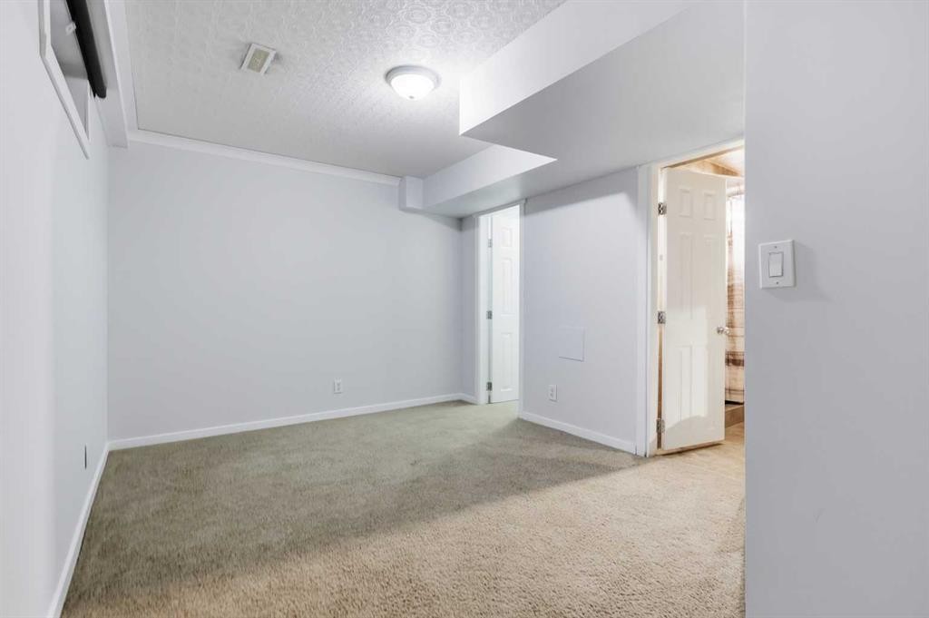 4712 60 Street Ne, Calgary, AB - Indoor Photo Showing Other Room