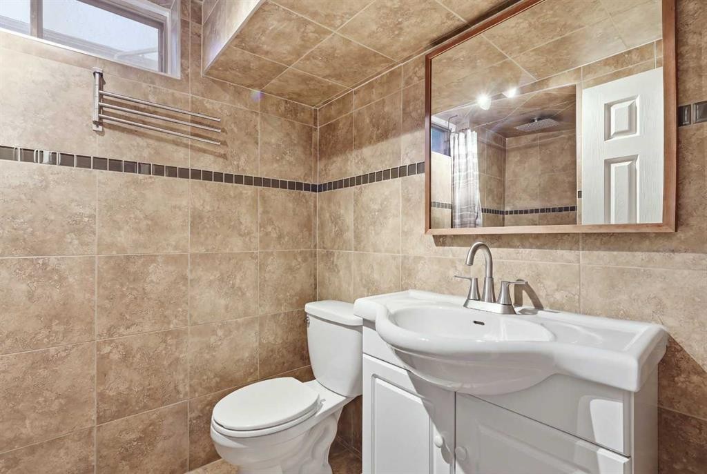 4712 60 Street Ne, Calgary, AB - Indoor Photo Showing Bathroom