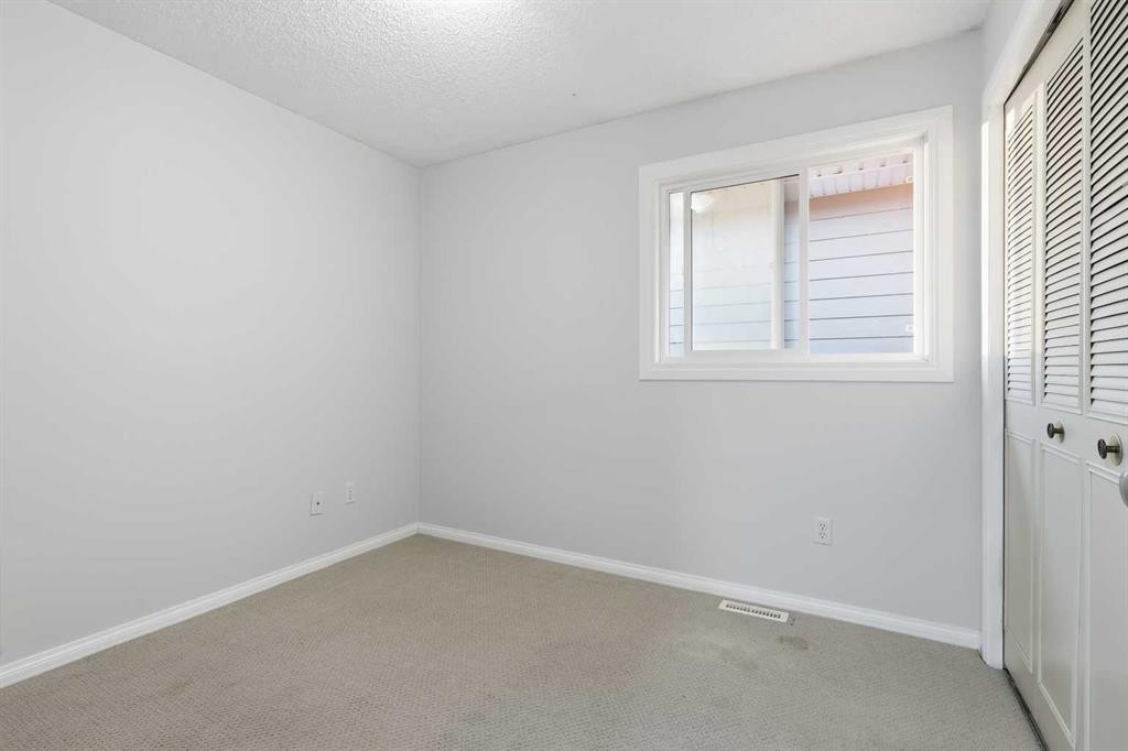 4712 60 Street Ne, Calgary, AB - Indoor Photo Showing Other Room