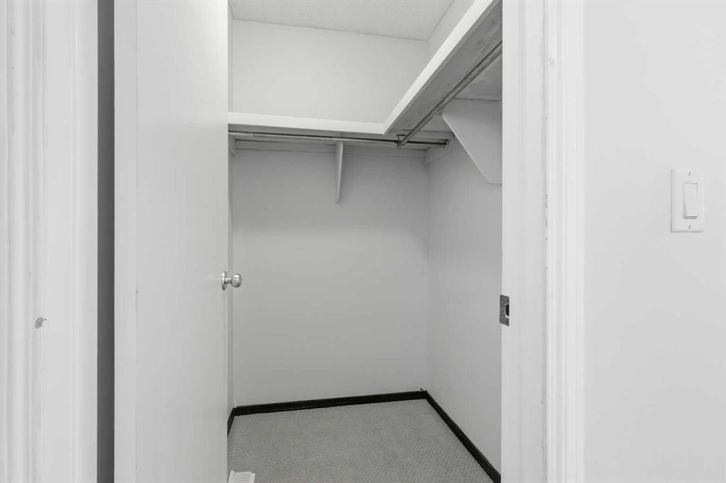 4712 60 Street Ne, Calgary, AB - Indoor Photo Showing Other Room