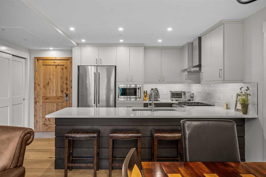 307-1505 Spring Creek Gate, Canmore, AB - Indoor Photo Showing Kitchen With Upgraded Kitchen