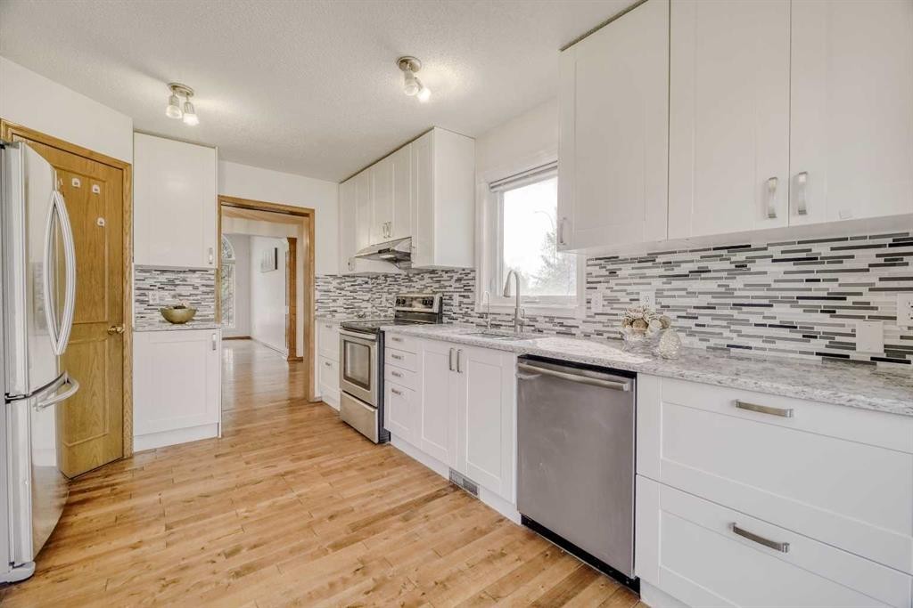 10057 Hamptons Boulevard Nw, Calgary, AB - Indoor Photo Showing Kitchen With Stainless Steel Kitchen With Upgraded Kitchen
