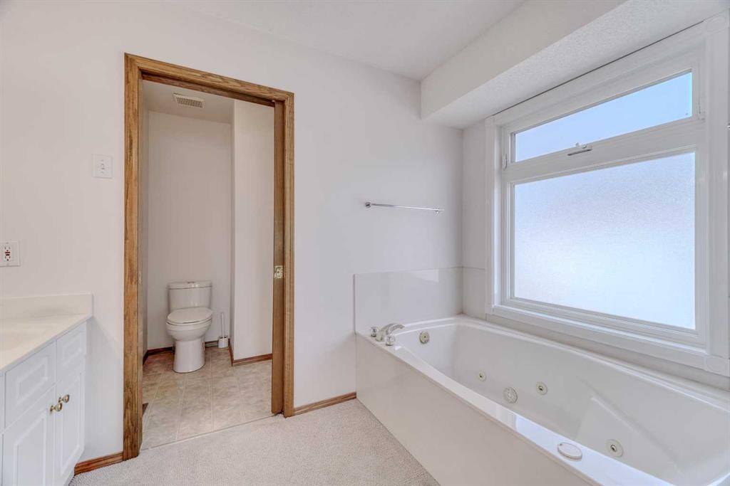 10057 Hamptons Boulevard Nw, Calgary, AB - Indoor Photo Showing Bathroom