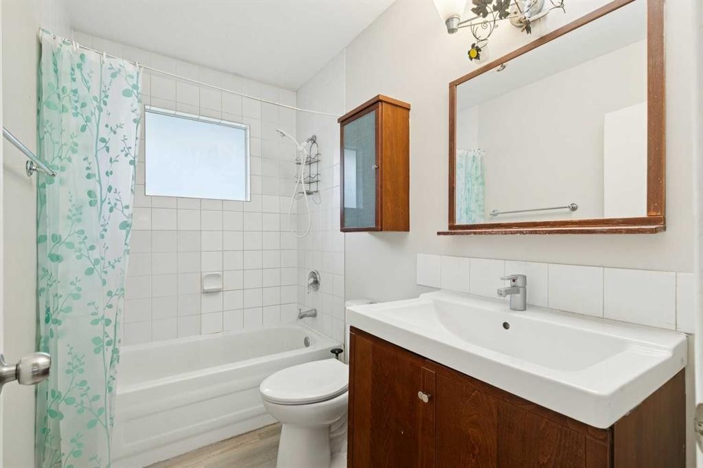 3816 26 Avenue Sw, Calgary, AB - Indoor Photo Showing Bathroom