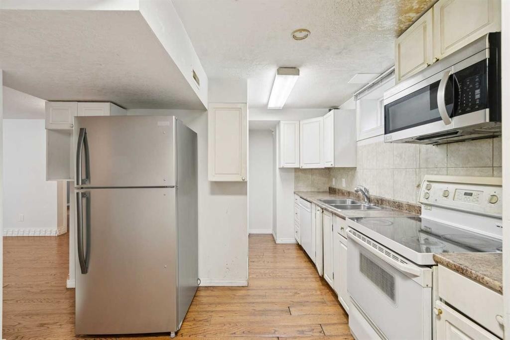 3816 26 Avenue Sw, Calgary, AB - Indoor Photo Showing Kitchen With Double Sink