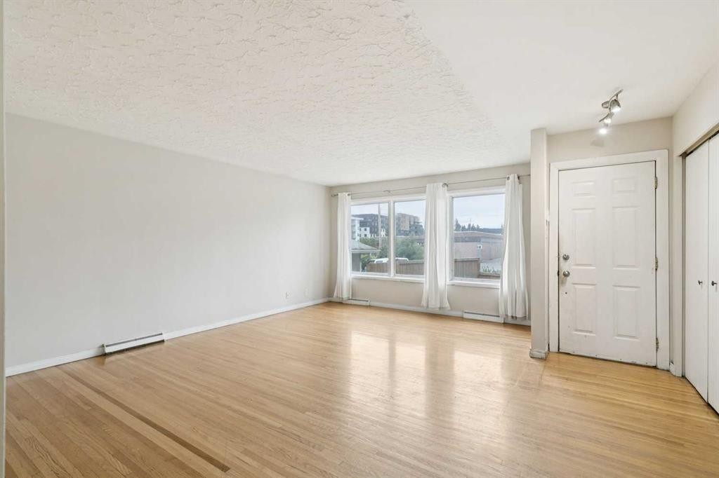 3816 26 Avenue Sw, Calgary, AB - Indoor Photo Showing Other Room