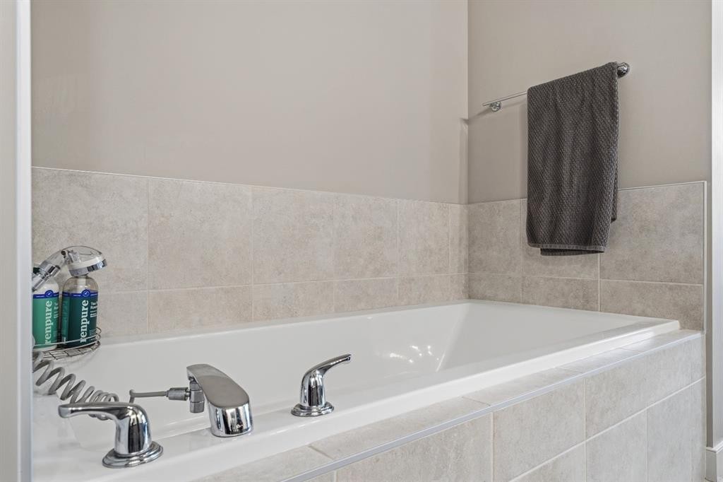 113 Marina Key, Chestermere, AB - Indoor Photo Showing Bathroom