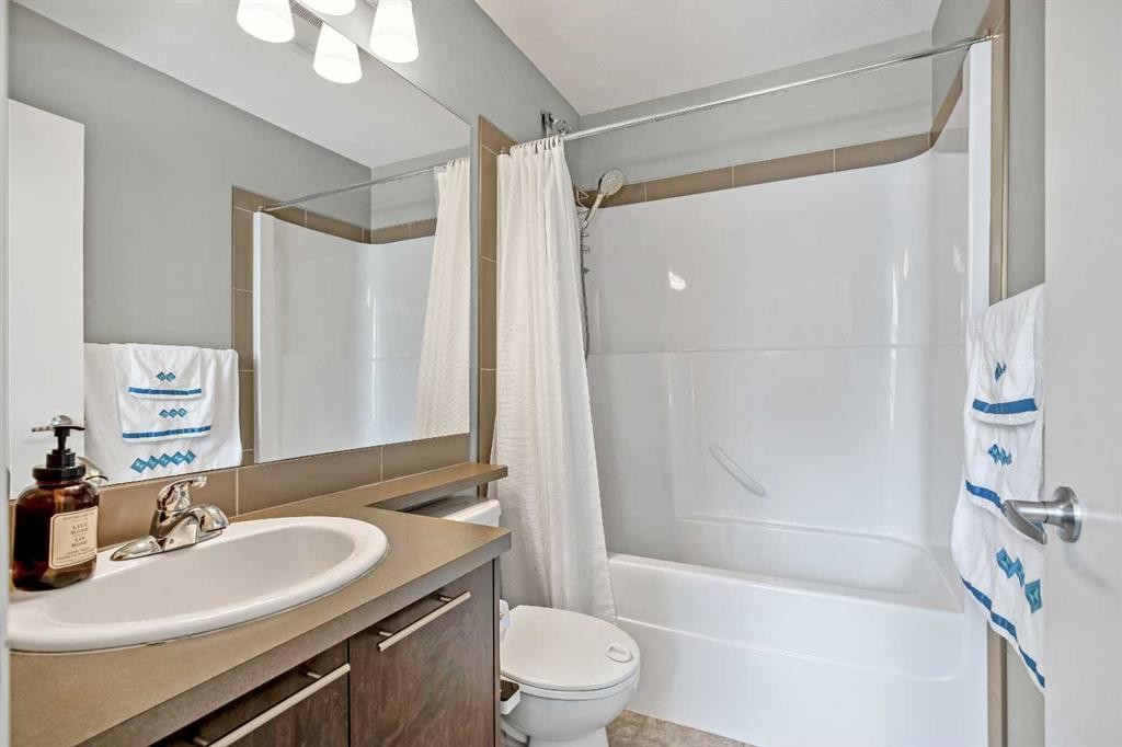 554 Redstone View Ne, Calgary, AB - Indoor Photo Showing Bathroom