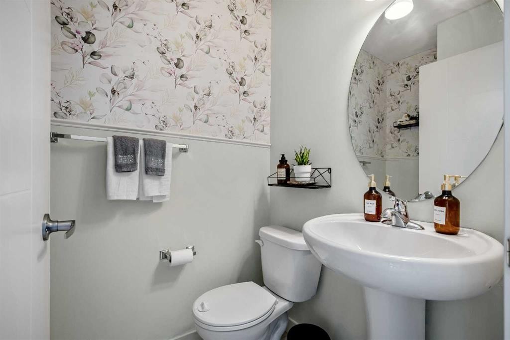 554 Redstone View Ne, Calgary, AB - Indoor Photo Showing Bathroom