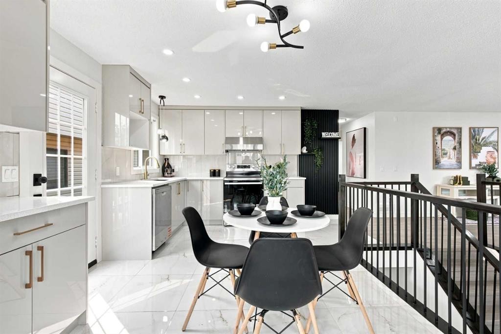 427 Falmere Road Ne, Calgary, AB - Indoor Photo Showing Dining Room