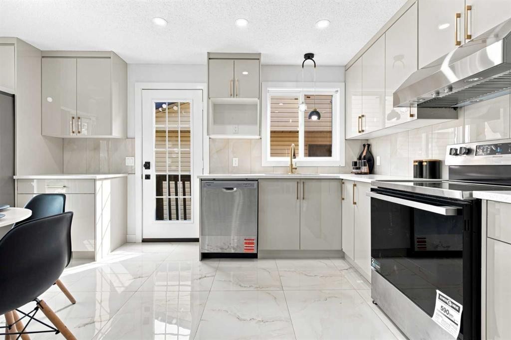 427 Falmere Road Ne, Calgary, AB - Indoor Photo Showing Kitchen