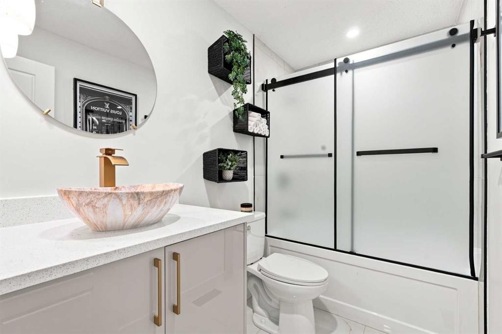 427 Falmere Road Ne, Calgary, AB - Indoor Photo Showing Bathroom