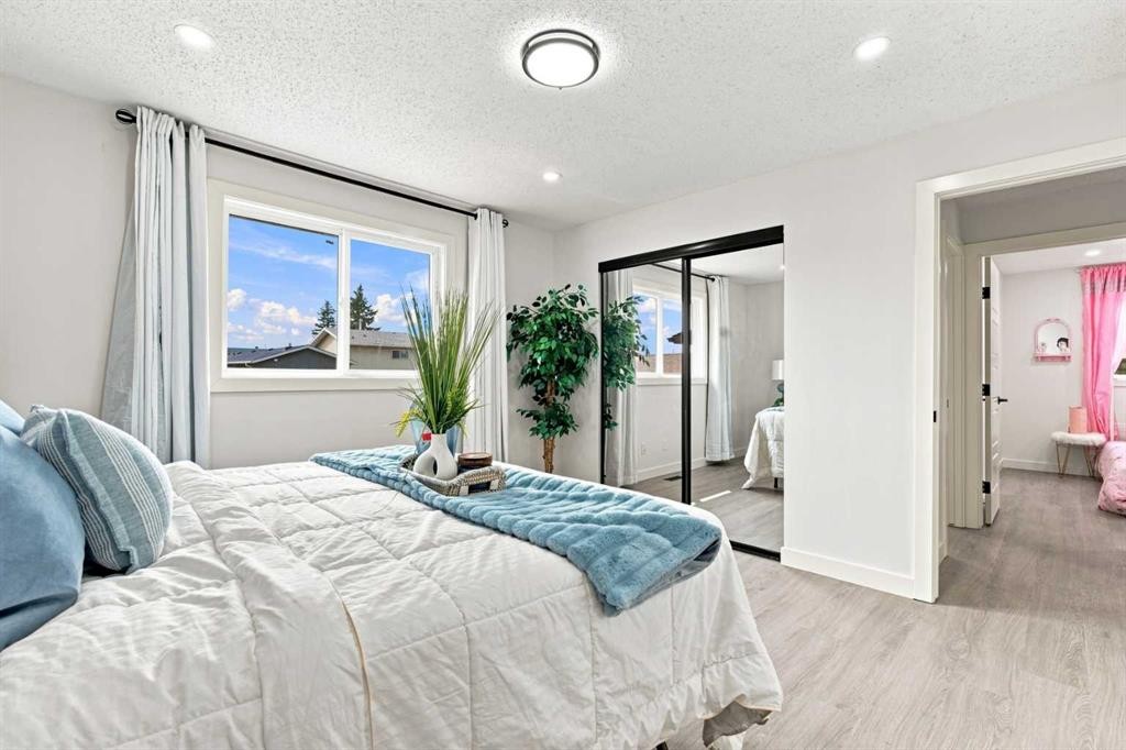 427 Falmere Road Ne, Calgary, AB - Indoor Photo Showing Bedroom