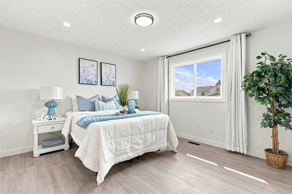427 Falmere Road Ne, Calgary, AB - Indoor Photo Showing Bedroom