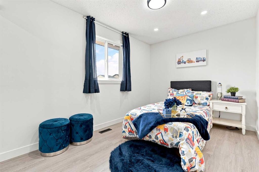427 Falmere Road Ne, Calgary, AB - Indoor Photo Showing Bedroom
