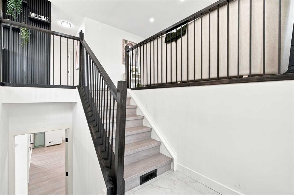 427 Falmere Road Ne, Calgary, AB - Indoor Photo Showing Other Room