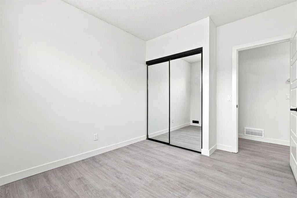 427 Falmere Road Ne, Calgary, AB - Indoor Photo Showing Other Room