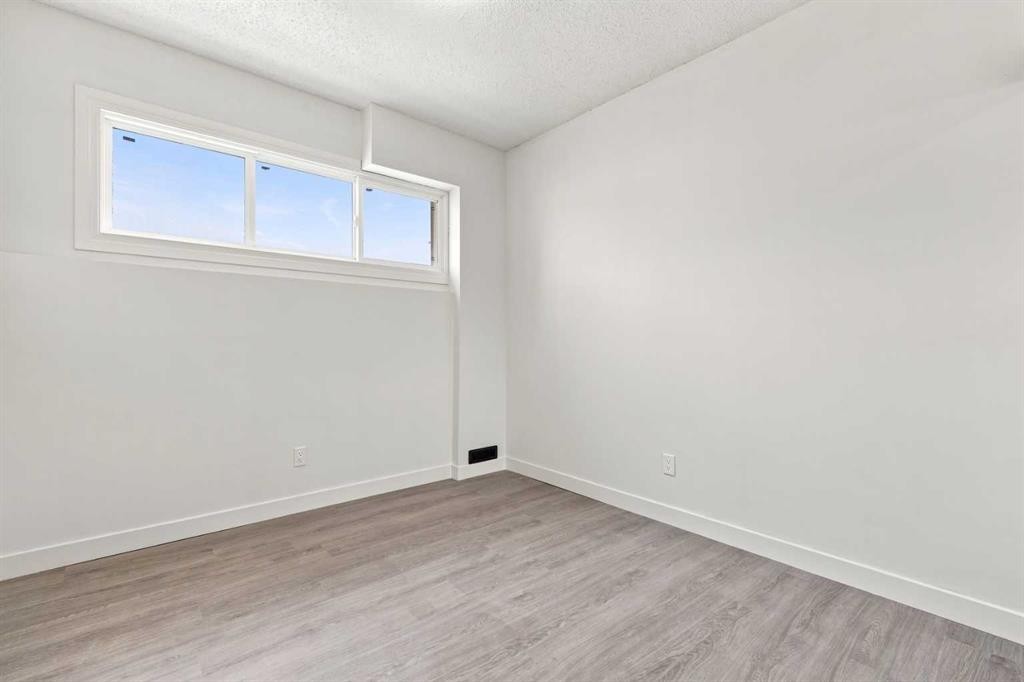 427 Falmere Road Ne, Calgary, AB - Indoor Photo Showing Other Room