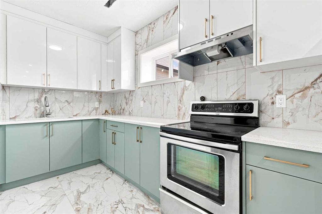 427 Falmere Road Ne, Calgary, AB - Indoor Photo Showing Kitchen