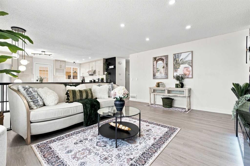 427 Falmere Road Ne, Calgary, AB - Indoor Photo Showing Living Room